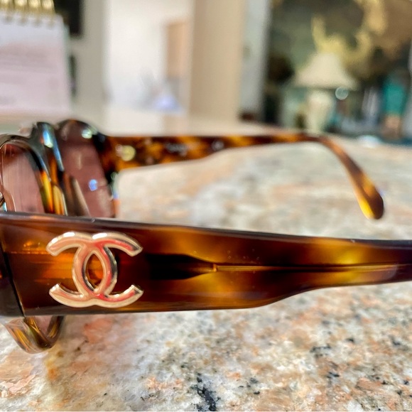 EUC CHANEL SUNGLASSES - Picture 16 of 16